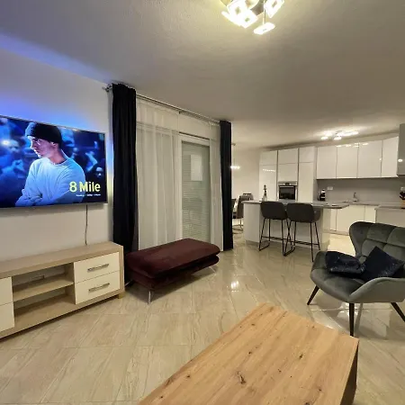 Modern Two Bedroom Appartement *