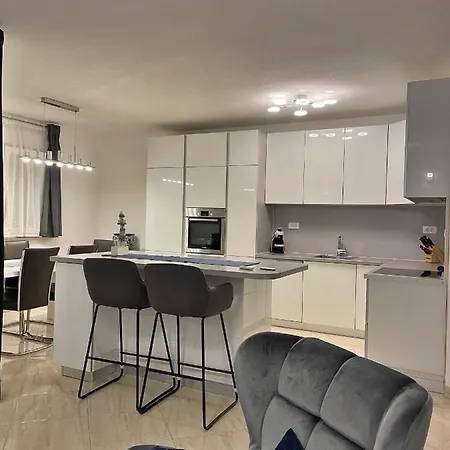 Apartment Modern Two Bedroom *