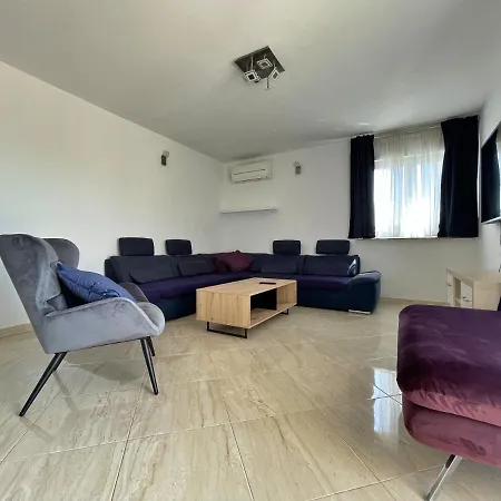 Modern Two Bedroom Apartment *
